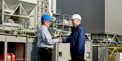 Engenheiro de vendas da Endress+Hauser com o gerente de uma usina de energia