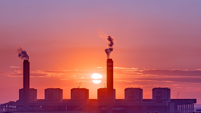 Planta industrial com emissões