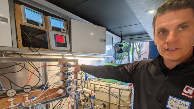 Pesquisador principal mostrando a instrumentação da Endress+Hauser e da Rockwell Automation