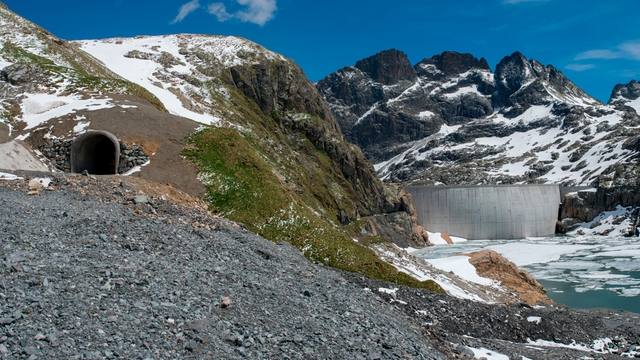 Sistema de reservatórios duplos em altas montanhas no interior dos Alpes Suíços Sistema de reservatórios duplos em altas montanhas no interior dos Alpes Suíços