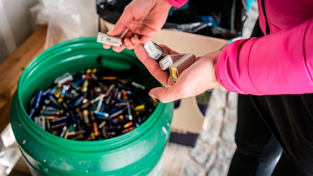 Baterias sendo descartadas em um centro de reciclagem.