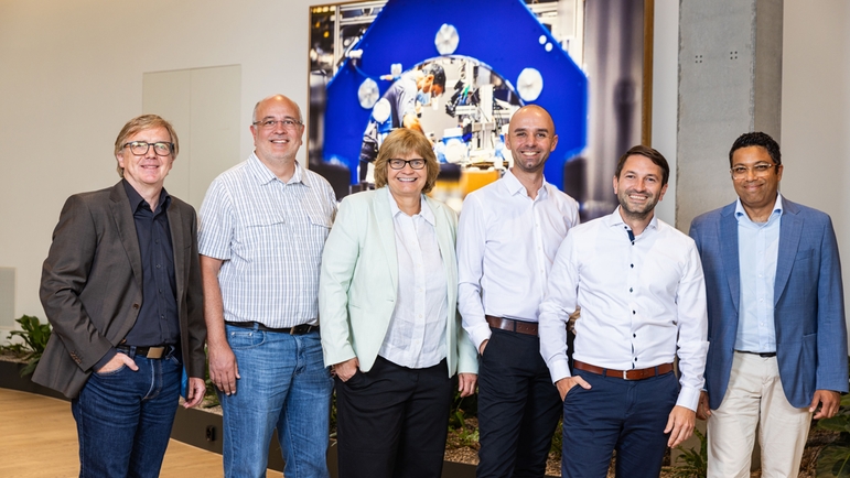 Foto do grupo de gerentes de segurança de produtos nos centros de produção da Endress+Hauser