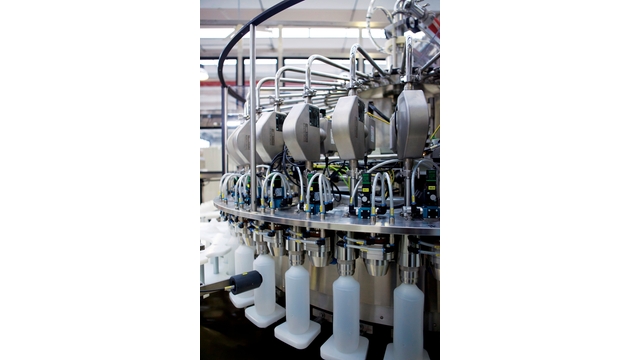 diversos medidores de vazão Coriolis da Endress+Hauser instalados em uma aplicação de envase