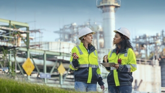 Técnicos especialistas em sustentabilidade em frente a uma instalação de energia