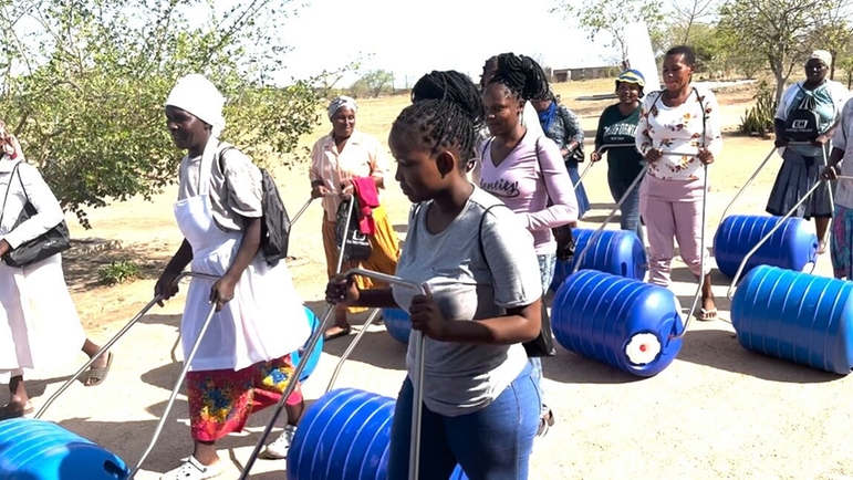 Os Hippo Rollers facilitam a vida das pessoas em Lillydale, África do Sul'.
