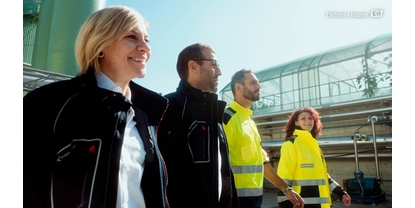 Equipe caminhando na usina da Acqua & Sole em Vellezzo Bellini, Itália