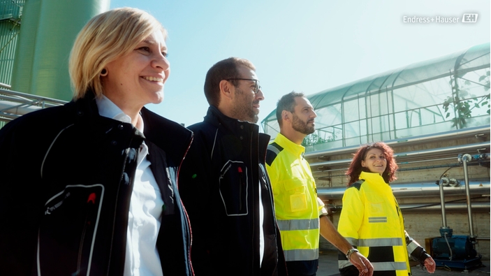 Equipe caminhando na usina da Acqua & Sole em Vellezzo Bellini, Itália