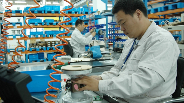 Endress+Hauser Flow China, Suzhou, homem trabalhando na produção