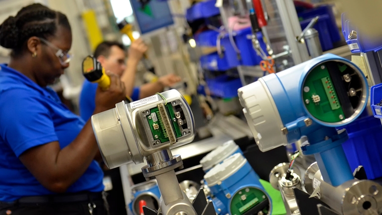 Endress+Hauser Flow EUA, Greenwood, mulher e homem montando medidores de vazão
