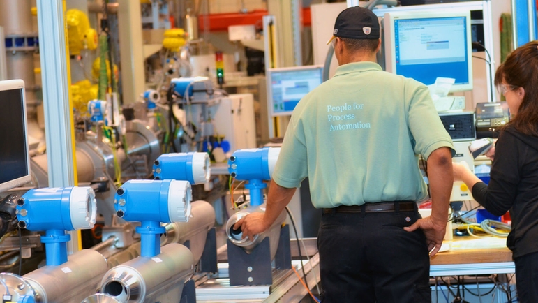 Endress+Hauser Flow EUA, Greenwood, homem e mulher verificando os medidores de vazão