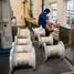 Endress+Hauser Flow EUA, Greenwood, homem produzindo medidores magnéticos