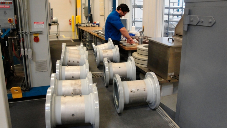 Endress+Hauser Flow EUA, Greenwood, homem produzindo medidores magnéticos