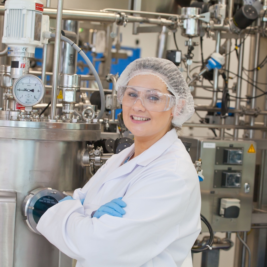 Cientista em uma sala limpa de produção na indústria de life sciences
