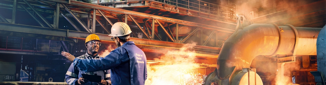Engenheiro em frente a um forno de cimento