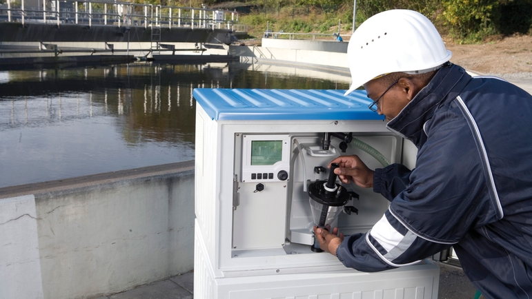 Amostragem automática de água em uma estação de tratamento de efluentes com amostrador Liquistation CSF48.