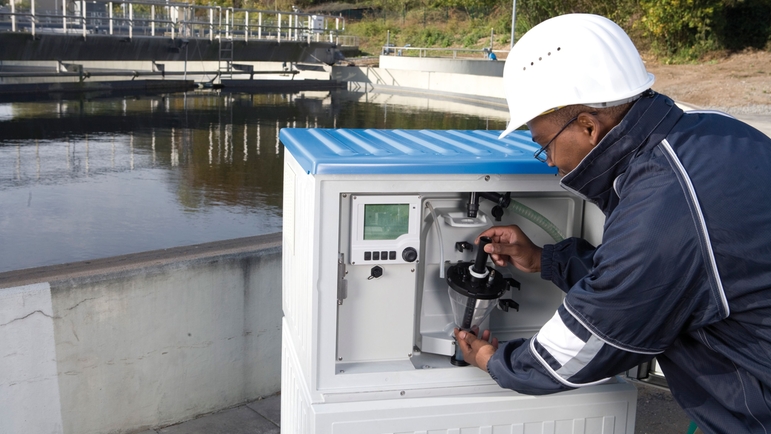 Amostragem em uma estação de tratamento de efluentes com o Liquistation CSF48