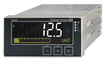 Medidor de campo RIA46 com unidade de controle para monitoramento e indicação dos valores analógicos medidos