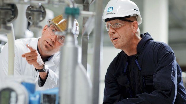 Clientes com um engenheiro da Endress+Hauser em uma das unidades.
