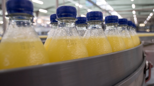 Garrafas de refrigerante após o enchimento
