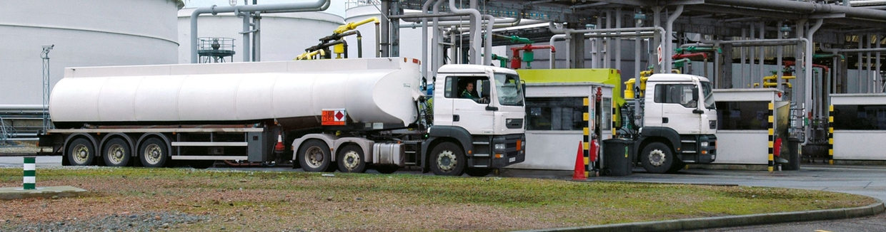 Planta de Óleo e Gás com skids de medição da Endress+Hauser para carga e descarga de líquidos