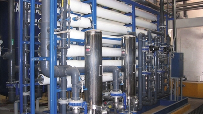 Skid de osmose reversa em uma planta de dessalinização