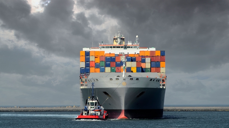 Navio de contêineres com uma barcaça de abastecimento de combustível