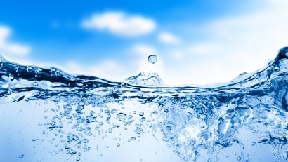 Água potável limpa contra um céu azul claro