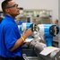 Endress+Hauser Flow EUA, Greenwood, homem com medidor de vazão