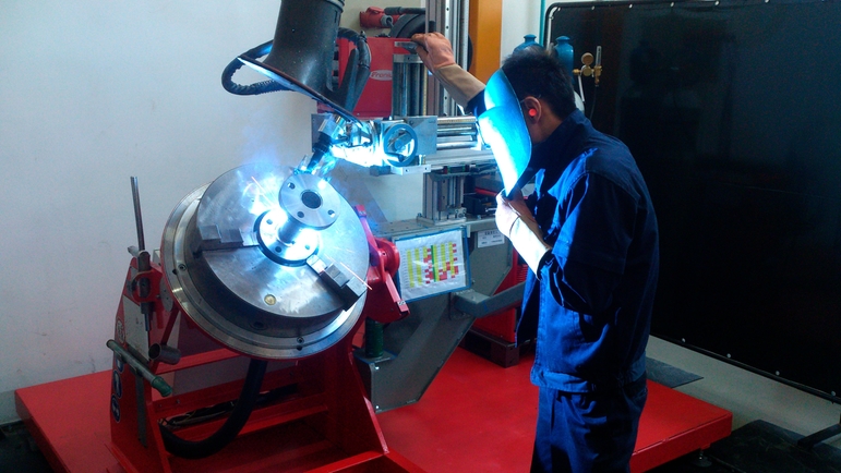 Endress+Hauser Flow China, Suzhou, homem soldando tubo de medição