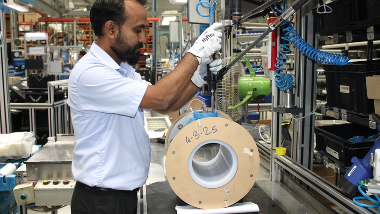 competência de produção, homem insere placa de circuito impresso