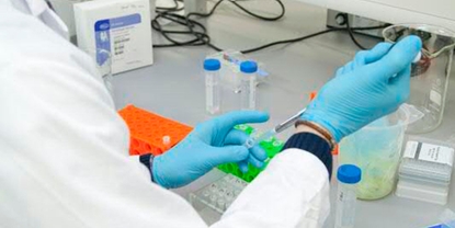 O funcionário do laboratório de alimentos e bebidas coleta manualmente amostras do processo para análise no laboratório da fábrica