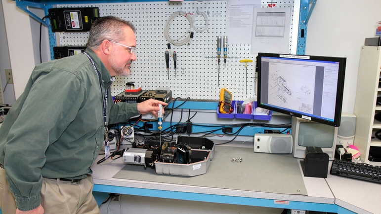 Engenheiro Raman otimizando um espectrógrafo