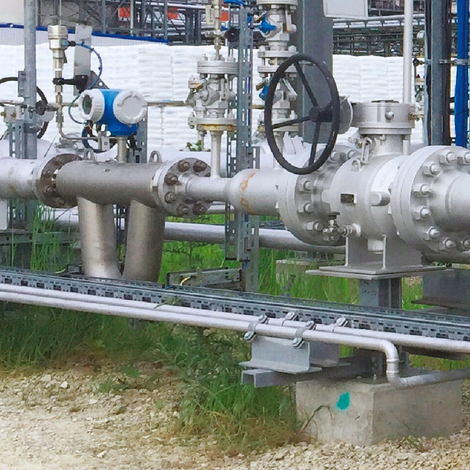 Medidor de vazão/caudal Coriolis em aplicação de transferência de custódia.