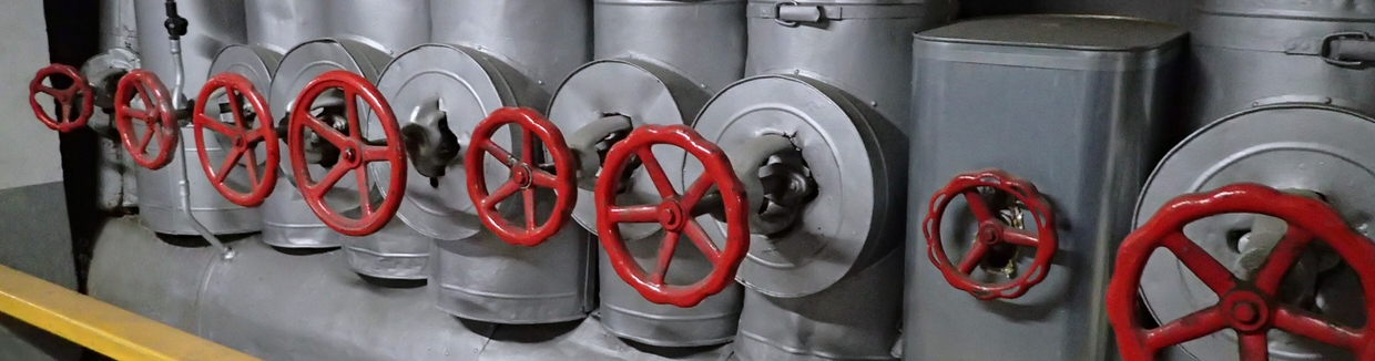 Imagem de um sistema de distribuição de vapor mostrando a tubulação e as válvulas de vapor