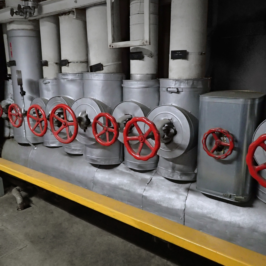 Imagem de um sistema de distribuição de vapor mostrando a tubulação e as válvulas de vapor