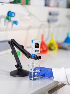 Mulher realizando uma medição de pH com o Liquiline Mobile em um laboratório