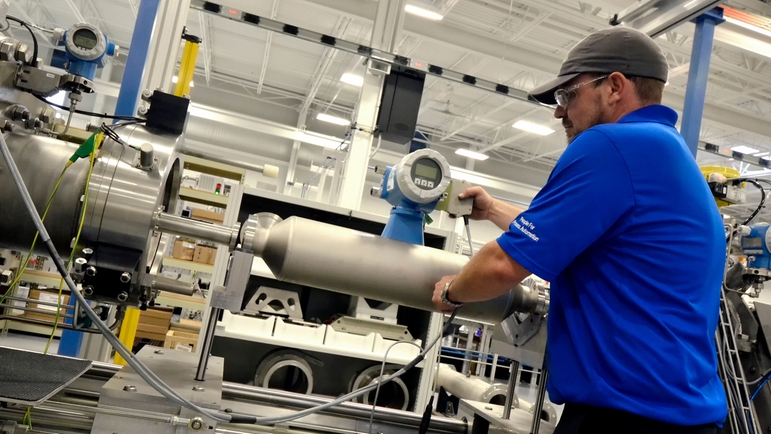 Endress+Hauser Flow EUA, Greenwood, homem fazendo a calibração