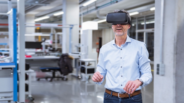Experiência do visitante com os óculos de realidade virtual no estande virtual da Endress+Hauser.