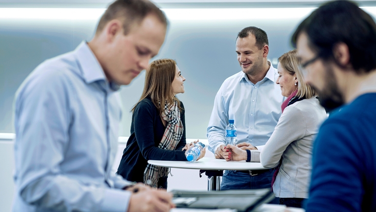 Clientes e colaboradores conversando em um dos eventos de networking da Endress+Hauser