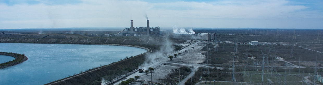 Uma usina termoelétrica com água de resfriamento