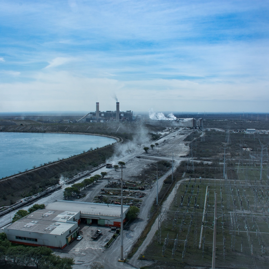 Uma usina termoelétrica com água de resfriamento