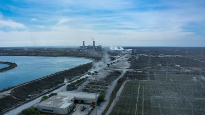 Uma usina termoelétrica com água de resfriamento