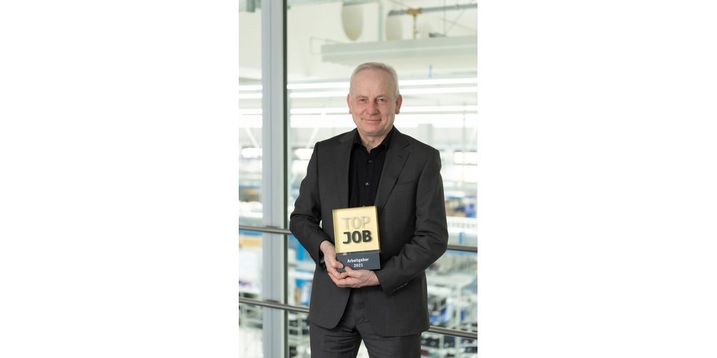 Endress+Hauser Liquid Analysis recognized as an innovator and attractive employer. Dr. Manfred Jagiella with the TOP JOB award.