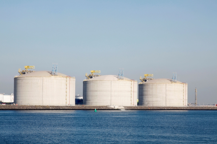 Medição de composição de GNL na transferência de tanque