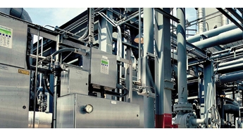 Imagem de produto de um analisador de gás TDLAS instalado em um gabinete em uma refinaria de petróleo