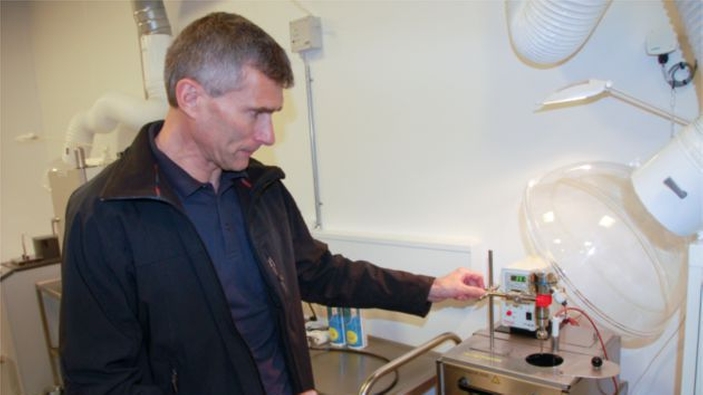 Calibração do sensor de temperatura em um laboratório por Tommy Mikkelsen, metrologista em chr Hansen