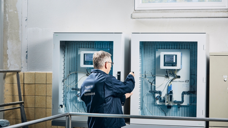 Técnico de serviço Endress+Hauser realizando a manutenção de um painel de monitoramento para o reuso da água na indústria química