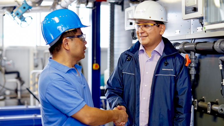 Engenheiro de serviço da Endress+Hauser com um gestor industrial de uma planta química