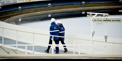 Trabalhadores na estação de tratamento de efluentes de uma refinaria