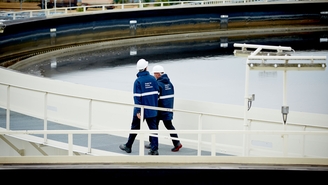 Trabalhadores na estação de tratamento de efluentes de uma refinaria